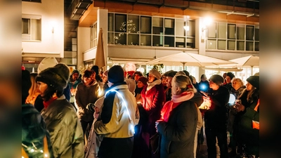 Auf dem Kirchplatz zeigten viele Menschen, dass sie demokratiefeindlichen Parteien und Organisationen entgegentreten und die bunte Vielfalt der Gesellschaft stärken. (Foto: Oliver Fliegel)