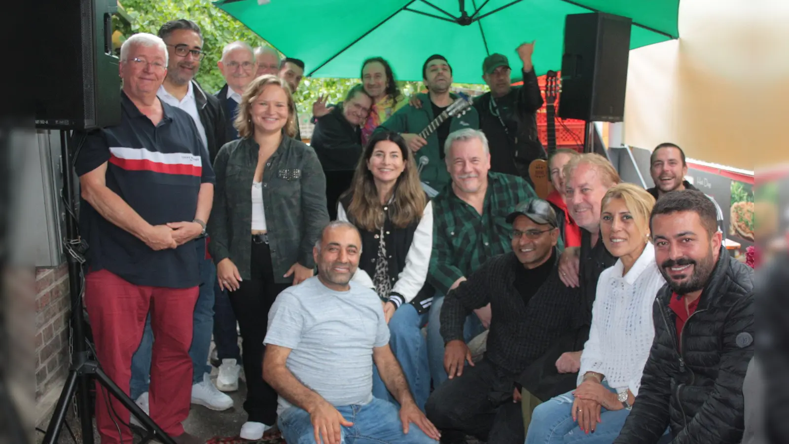 Die SPD feierte ihr Sommerfest mit Ortsvorsitzender Naciye Özsu (Mitte), Gemeinderat Alfred Widmann (links), Beisitzer Axel Marquardt (Dritter von links), Karin und Mike Baumann, Sercan Bozkaya und Esref Kuru (alle hinten) sowie (alle rechts neben Özsu) Kassier Thomas Bonz, Beisitzer Atma Ram Thapaliya, Christine Himmelberg (stv. Ortsvorsitzende), Beisitzer Hans-Jürgen Greisinger, Gemeinderat Lukas Hein sowie Murat Ucak (vorne links) und vielen Gästen. (Foto: job)