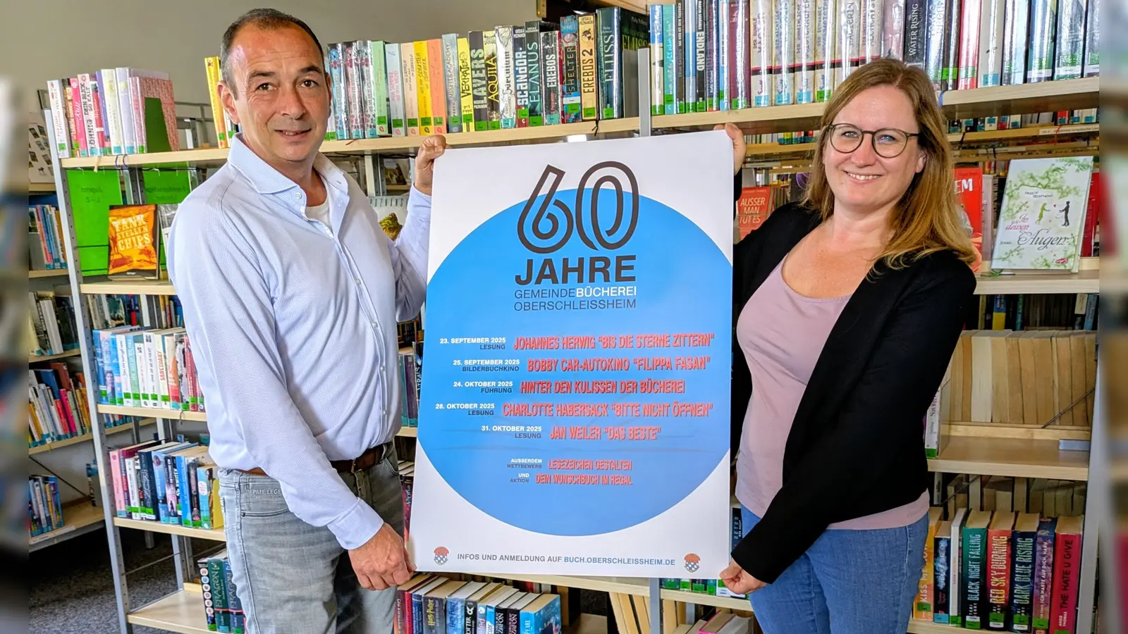 Der Erste Bürgermeister, Markus Böck, und Büchereileiterin Miriam Winter präsentieren stolz das Plakat der Veranstaltungsreihe, die im September und Oktober zum 60-jährigen Jubiläum stattfindet. (Foto: Doris Rohe)