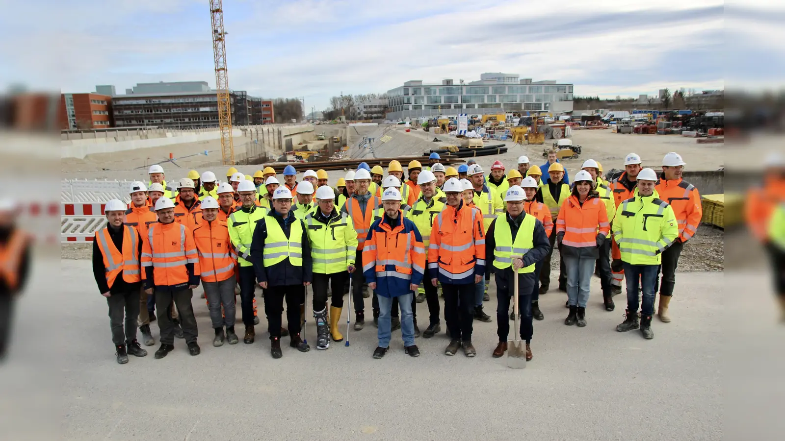 U-Bahn-Baustelle in Martinsried: „Wir liegen im Termin-, Zeit- und Kostenplan!“, sagten Hermann Nafziger und Dimitri Steinke. Im Bild sämtliche derzeit an der Baustelle tätige Beschäftigten. (Foto: us)