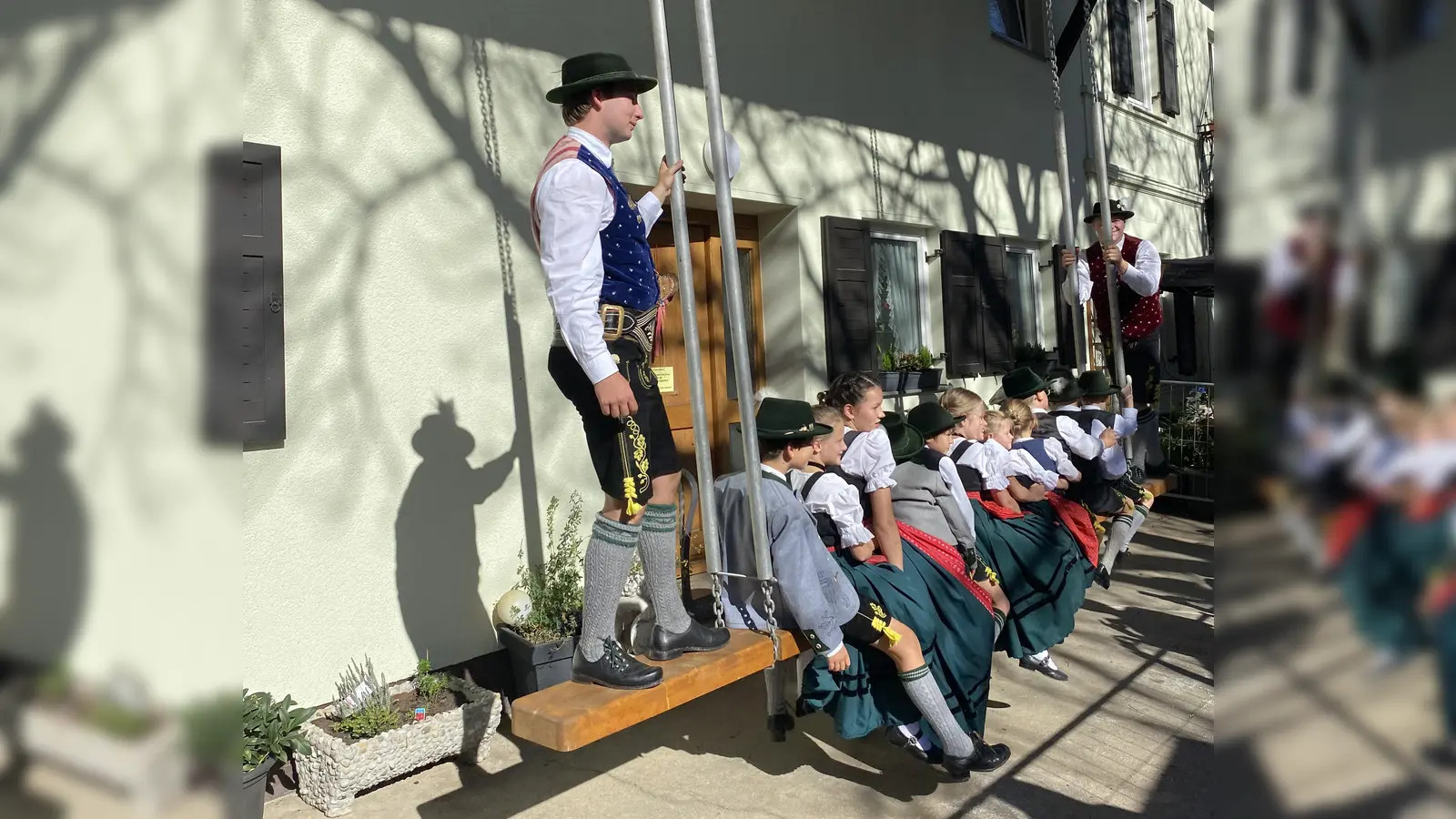 Auf der „Kirtahutschn”, eine große Holzschaukel, können mehrere Personen gleichzeitig sitzen und schaukeln. (Foto: "D´Würmtaler" Menzing e.V.)