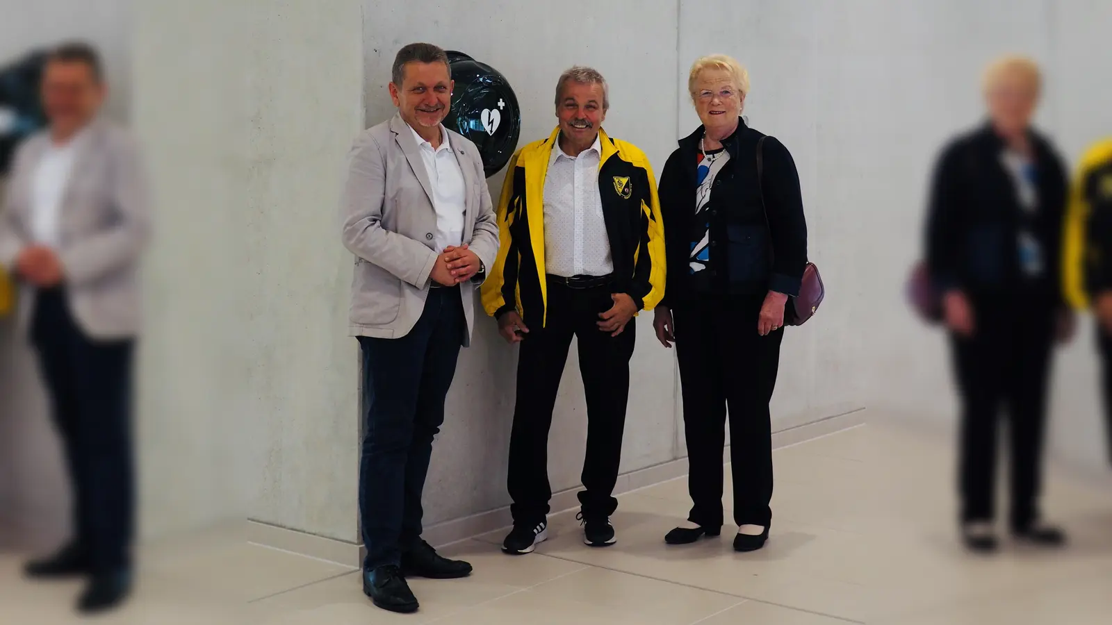 Von links: Grasbrunns Erster Bürgermeister Klaus Korneder, Uli Hammerl und Hannelore Kerbl bei der Einweihung des neuen Defibrillators. (Foto: Gemeinde Grasbrunn)