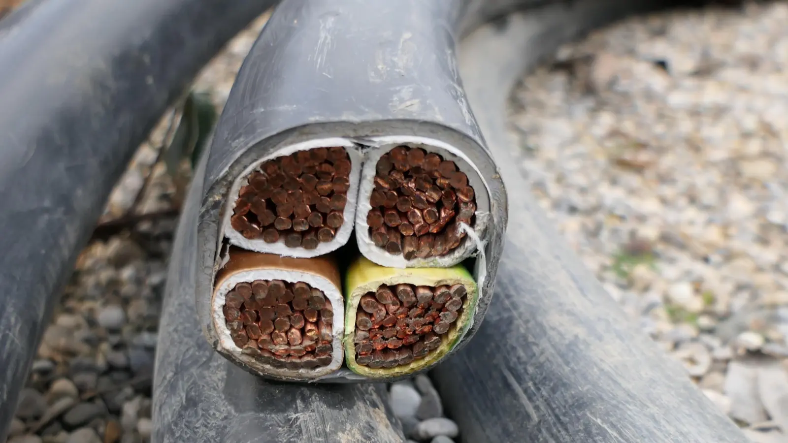 Unter anderem sind solche oder ähnliche Buntmetallkabel vom Gelände gestohlen worden. (Foto: Bundespolizei)
