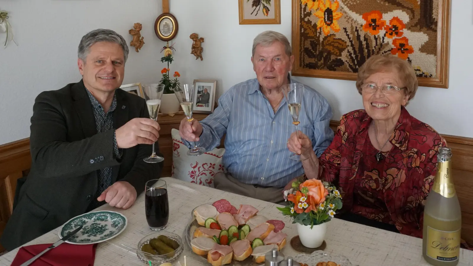Gratulationsbesuch: Bürgermeister Stefan Joachimsthaler (links) stößt mit Erich Greißer und seiner Frau Ingeborg auf den 85sten an. Möge er noch viele Jahre so sportlich aktiv, fit und gesund genießen. (Foto: red)