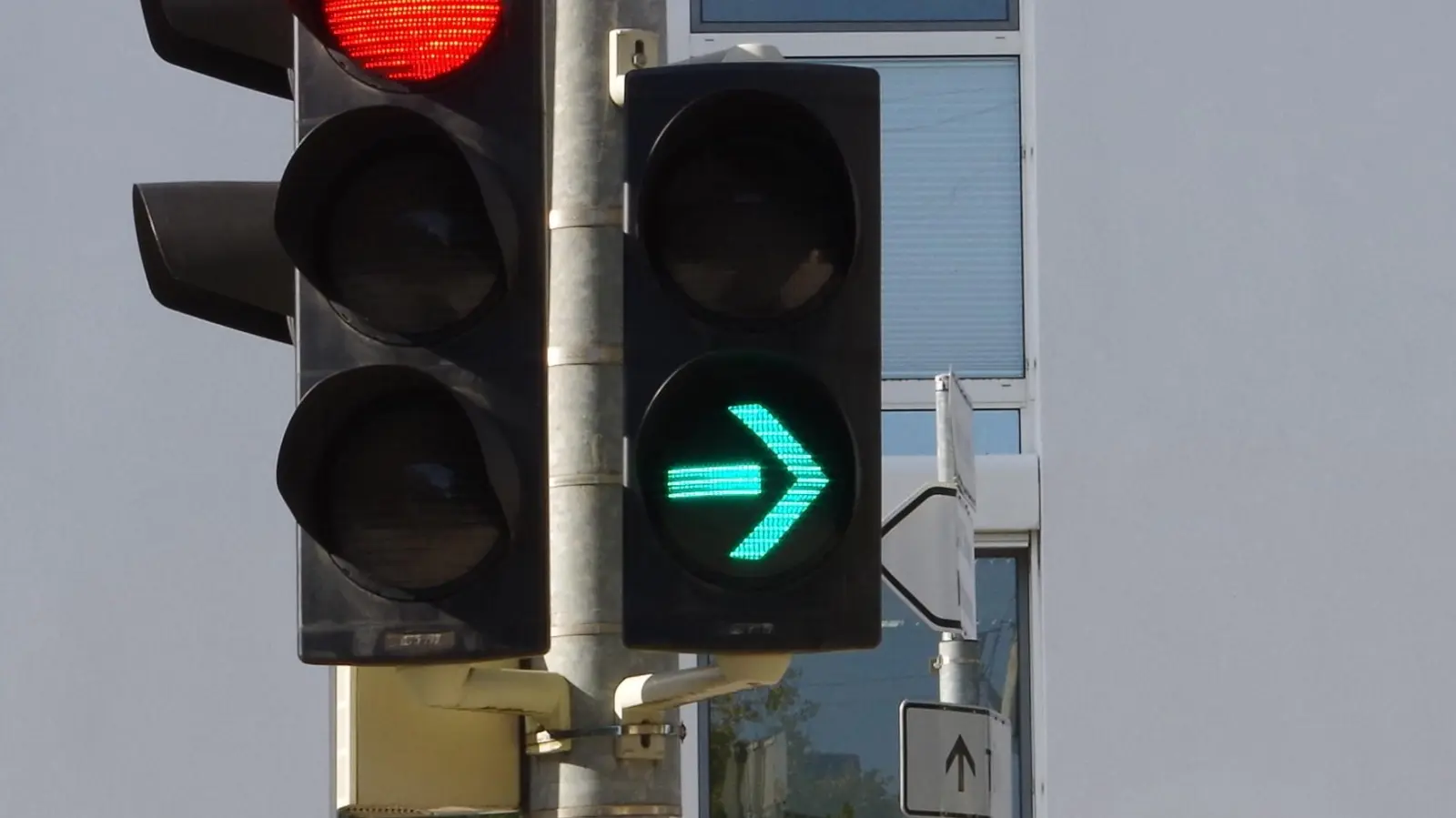 In der Wilhelm-Hale-Straße wird es auch künftig keine „„Grünpfeile“ an den Ampeln geben. Die Mehrheit im Bezirksausschuss Neuhausen-Nymphenburg (BA 9) lehnt einen FDP-Antrag dazu ab. (Foto: Beatrix Köber)