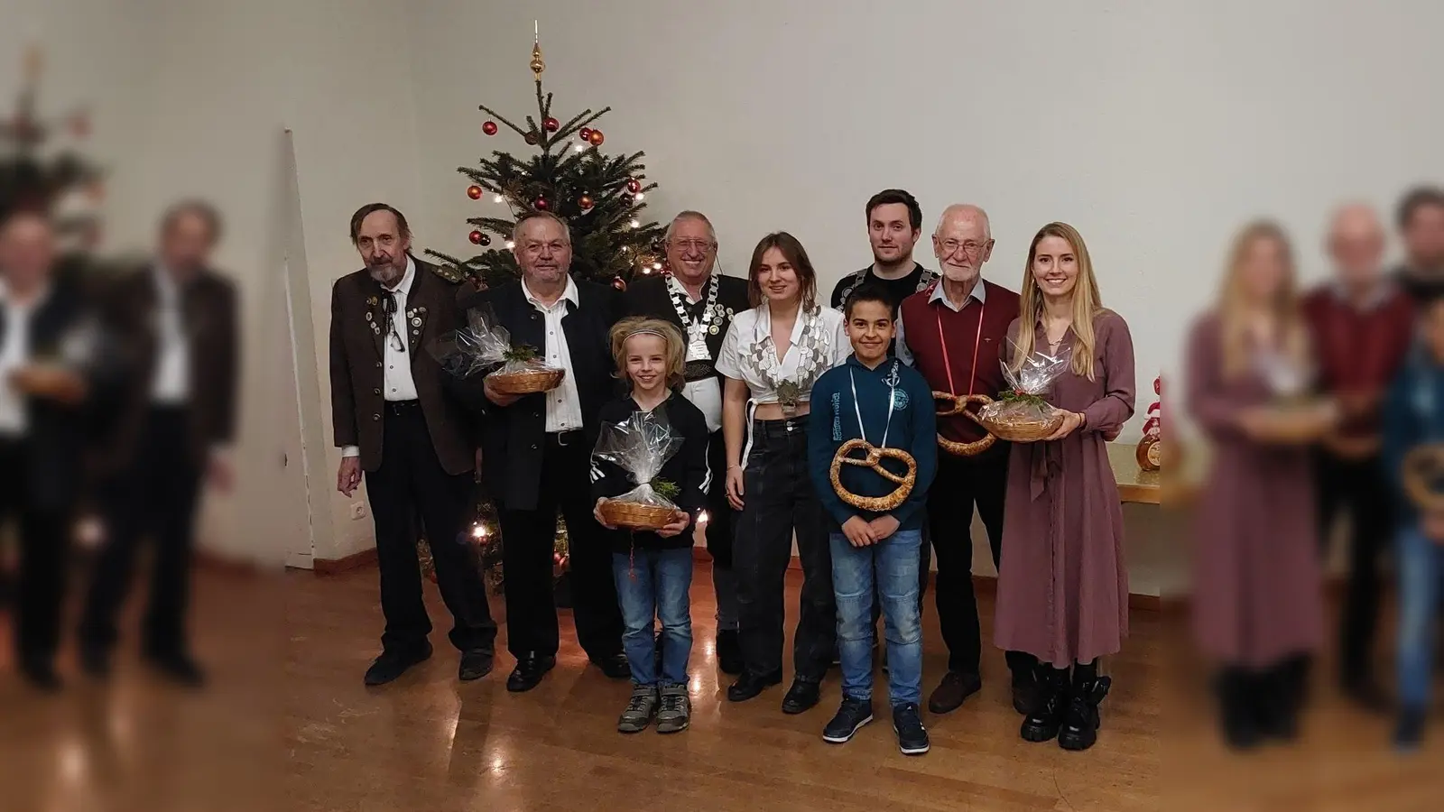 Schützenmeister B. Gier, Auflage-Wurstkönig W. Ungnadner, Jugend-Wurstkönig J. Hufer, Auflage-König P. Hüller, Jugend-Königin E. Ebi, Jugend-Brezenkönig L. Hufer, Schützenkönig G. Isemann, Auflage-Brezenkönig K. Holler und Wurstkönigin L. Forstner präsentieren sich stolz (v.l.n.r.).  (F.: Schützengilde)