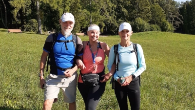 Jürgen Hochwind aus Kaufbeuren und Bea Hull aus München (rechts) wollen den bayrischen Wanderkönigwettbewerb gewinnen, den die zertifizierte Wanderleiterin Irmgard von Oesen (Mitte) ausgerufen hat. (Foto: Irmgard von Oesen)