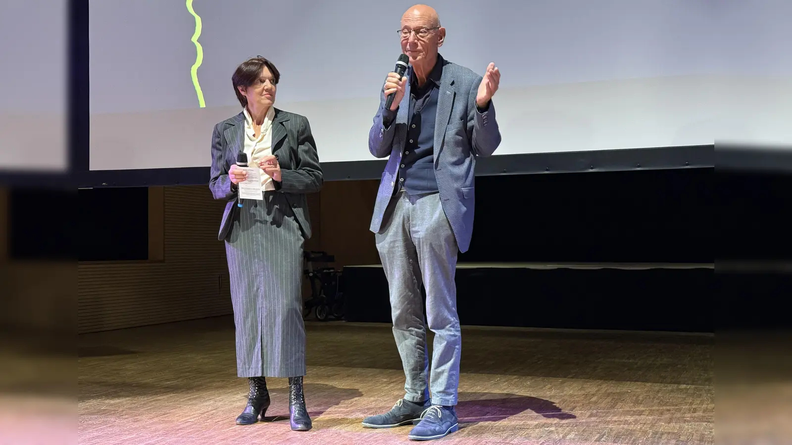 Der Seefelder Drehbuchautor Gert Heidenreich und Brigitte Weiß, Vorsitzende des Vereins „Unser Dorf” bei der Filmmatinee im Pfarrstadl. (Foto: pst)