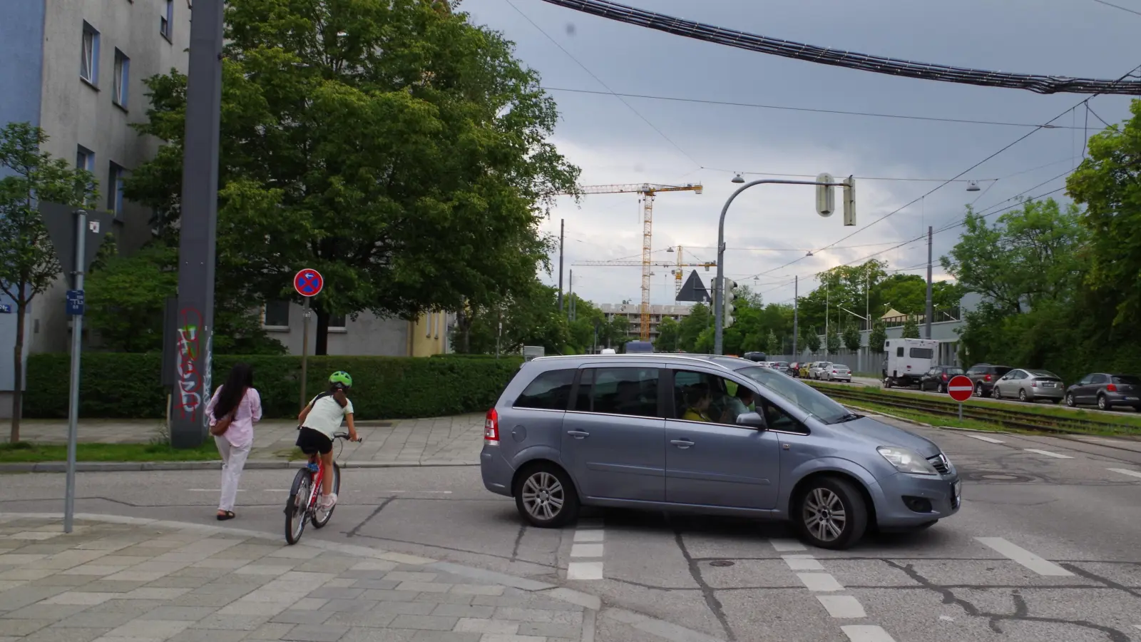Die Elternvertreter der Grundschule an der Schrobenhausener Straße wünschen sich eine Ampel, die über die Ludwig-Richter-Straße, die vor allem zu Schulwegzeiten den Radverkehr regelt. (Foto: Beatrix Köber)