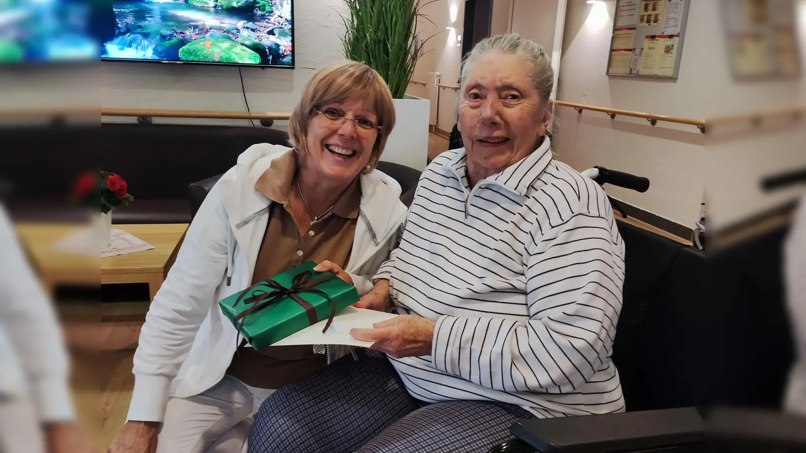 Marga Gius freute sich sehr über die persönlichen Glückwünsche von Cornelia Zechmeister, 3. Bürgermeisterin in Pullach, zu ihrem 90. Geburtstag. (Foto: Kursana)