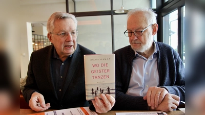 Klaus Stadler und Ulrich Rosenbaum (links) bei der Präsentation des neuen Programms der Literarischen Gesellschaft. (Foto: us)