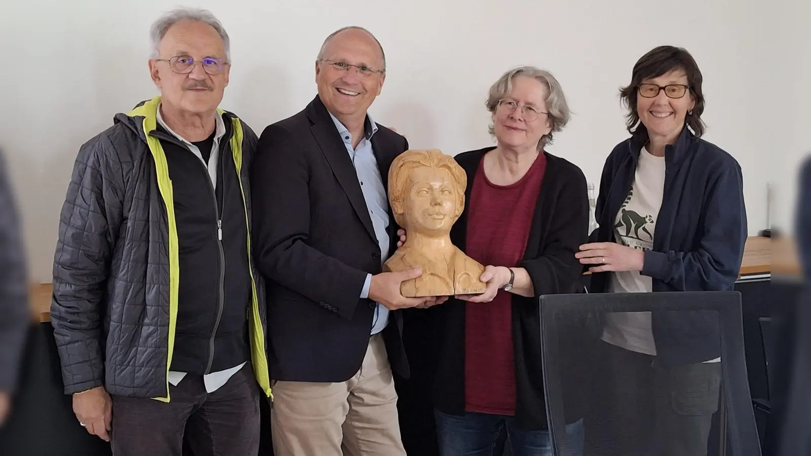 Als Gastgeschenk gab es eine Büste aus Olivenholz von den Freunden aus Ravina (Foto: Regine Böckelmann)