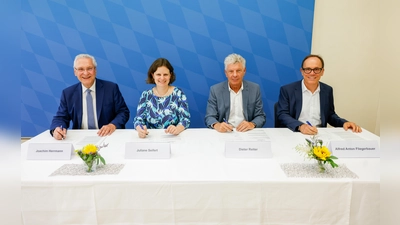 Unterzeichneten den Vertrag anlässlich der Gründung der Anton-Fliegerbauer-Kinderstiftung: (v.l.) Staatsminister Joachim Herrmann, Staatssekretärin im Bundesinnenministerium Juliane Seifert, Oberbürgermeister Dieter Reiter, und Alfred Anton Fliegerbauer. (Foto: Alexandra Beier)