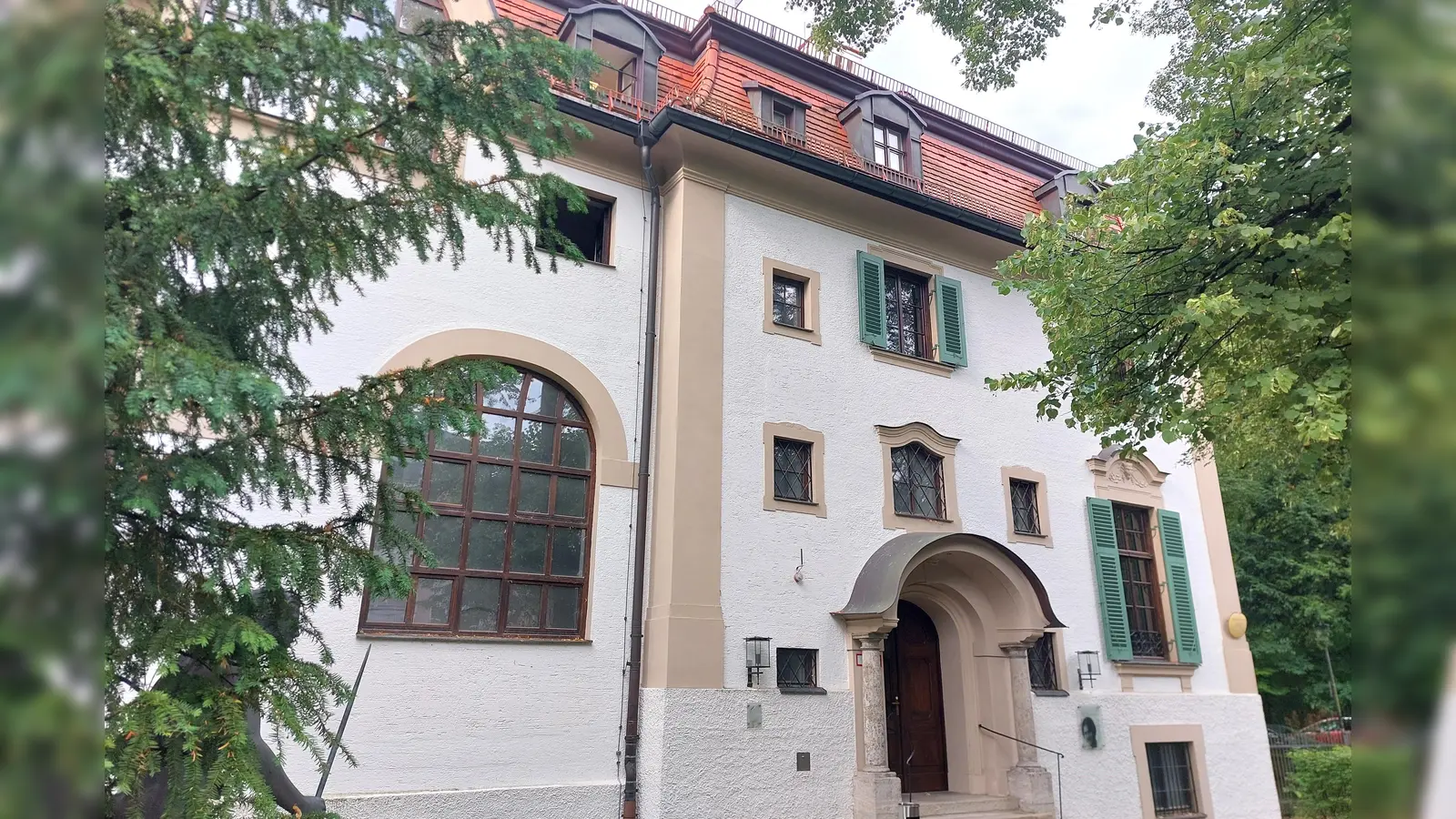 Die Monacensia im Hildebrandhaus, das Literaturarchiv der Stadt München, zeigt die Ausstellung „Literatur &amp; Haltung“ über Rachel Salamander bis März 2028. (Foto: bas)