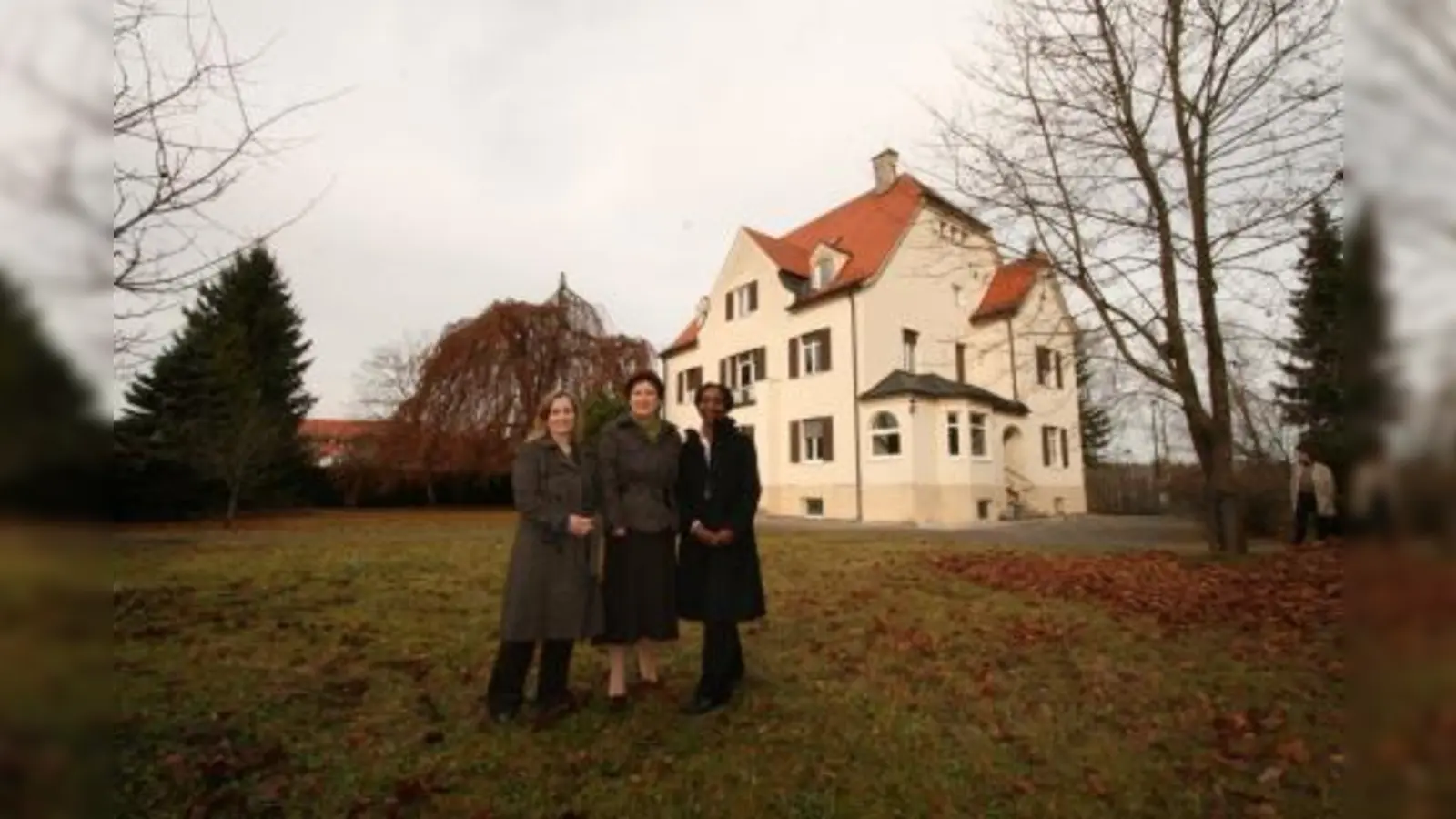 Die private Kinderkrippe von ABC Sunrise wird im Erdgeschoss in der so genannten Ärztevilla neben dem Waldsanatorium Platz finden. Der riesige Garten und die gute verkehrliche Anbindung seien optimal, fanden Alexandra Kronawitter von EOS, Christine Borst und Krippenleiterin Elsa Schober (v.l.). (Foto: US)