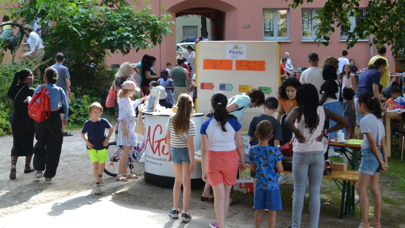 Großes Sommerfest im Hof des Nachbarschaftstreffs Führichstraße, Ramersdorf.  (Foto: Susanne Schulze, Münchner Wohnen)