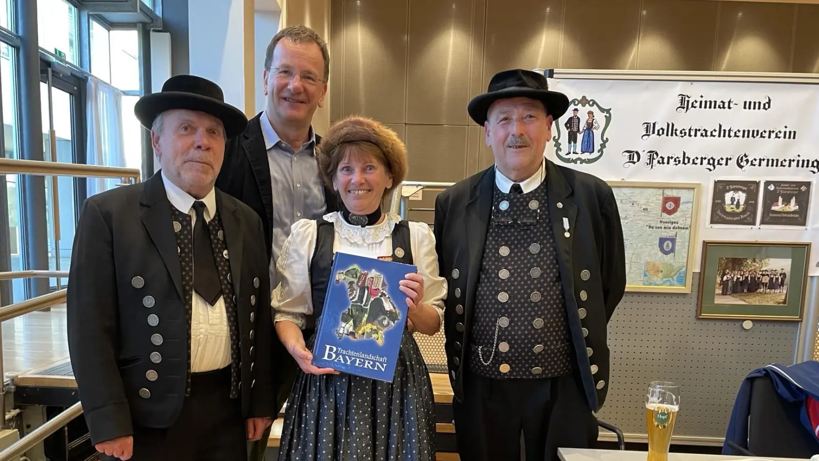 Stellten die Tracht D'Parsberger vor, v.l.: Wolfgang Schill Uschi Sieber und Günter Lederer, Erster Vorstand. Hinten:Oberbürgermeister Andreas Haas.  (Foto: pst)