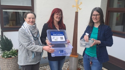 Freuten sich über die Brillen-Sammelbox im Altenheim Maria Eich (von links): Silvia Roelke und Andrea Schulte-Krauss (BN) sowie Teamleiterin Stephanie Kempke. (Foto: privat)