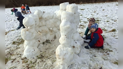 Gemeinsam haben die Waldwichtl ein Iglu gebaut. (Foto: Naturkindergarten Waldwichtl )