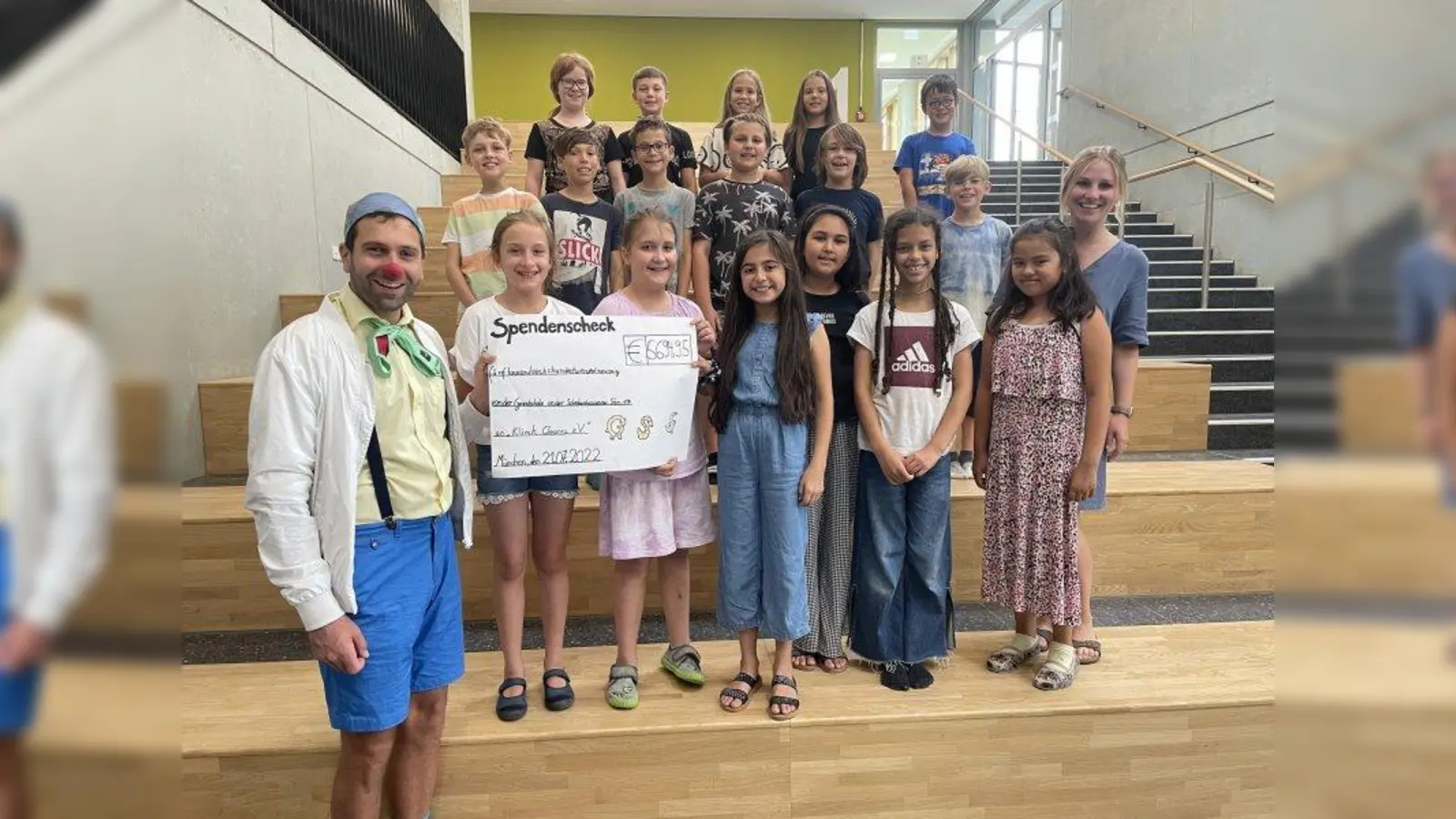 KlinikClown „Dr. Batscho” freute sich über die Spende in der Grundschule an der Schrobenhausener Straße. (Foto: Hanna Kessler)