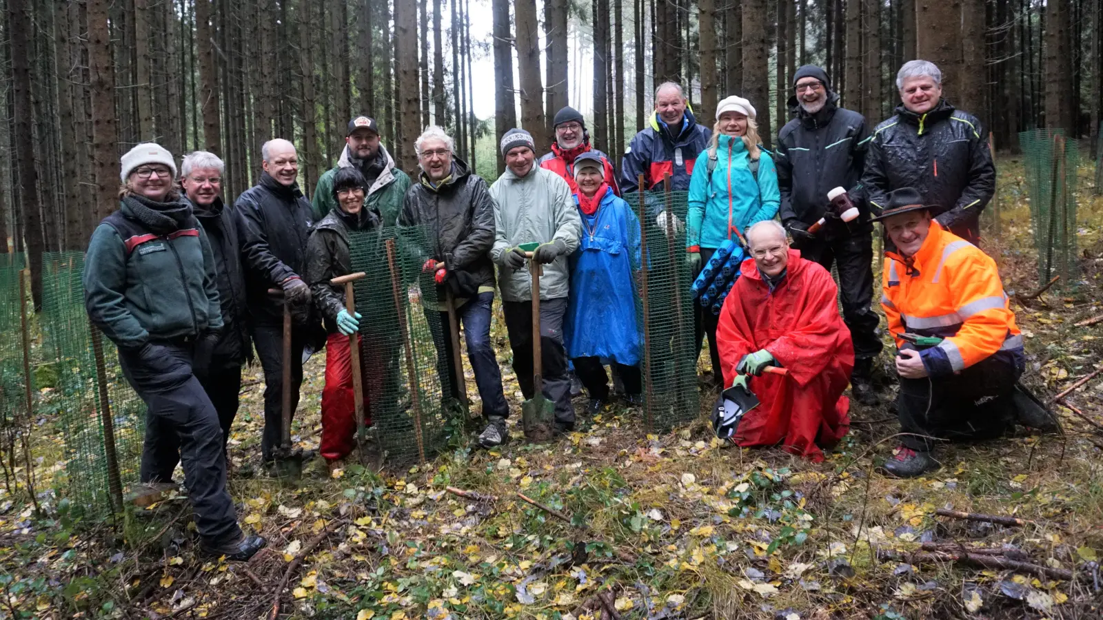Die Waldfreunde Germering – eine Gruppe von Familie und Freunden um Christian Eckart (rotes Regencape, kniend) - haben den Allinger Gemeindewald um 100 Weißtannen bereichert. Vor Ort waren auch Lara Rösel mit Praktikant Mathias Eisel (4.v.l. hinten), Wolfgang Schachtner (2.v.l.), Franz Heiß (rechts, kniend) und Stefan Joachimsthaler (rechts, stehend). (Foto: Gemeinde Alling)