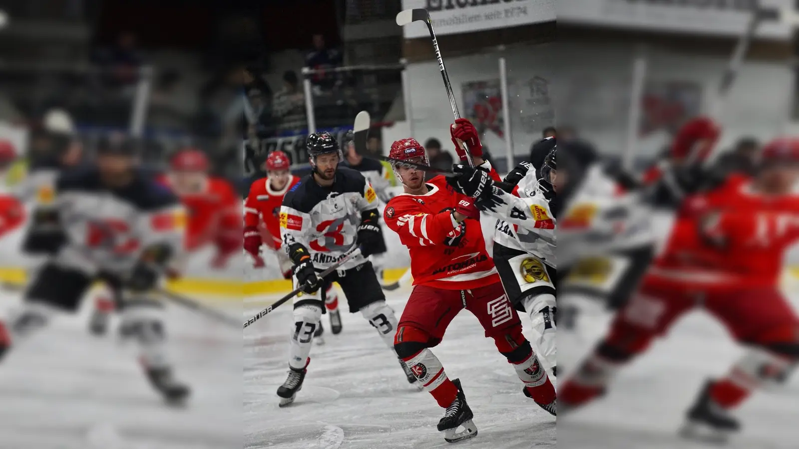 Stürmer Simon Roeder (rotes Trikot), erzielte in der Auftaktbegegnung des EHC Klostersee gegen die Landsberg Riverkings den ersten Treffer für die Rot-Weißen. (Foto: smg)