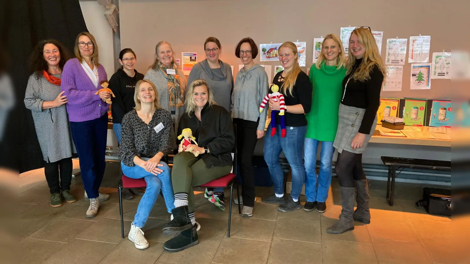 Die pädagogischen Fachkräfte mit den beiden KIKUS-Trainerinnen Dr.&nbsp;Edgardis Garlin (l.) und Heike da Silva (v. l.). <br> (Foto: Stadt Freising)