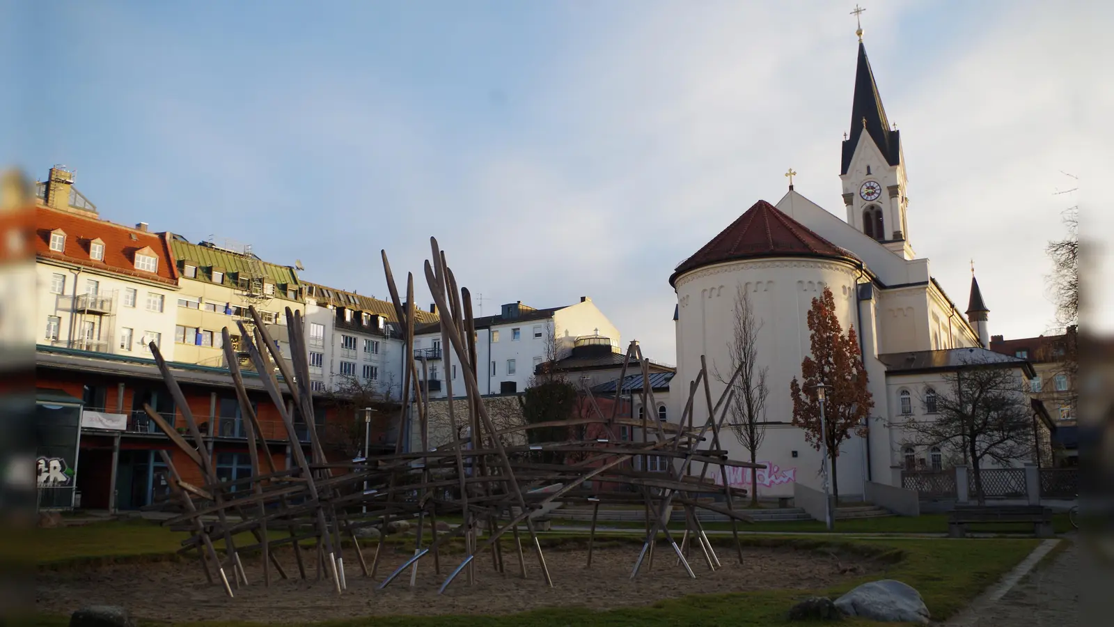 Der Spielplatz hinter der katholischen Kirche St. Benedikt wird auch künftig keinen Namen tragen. (Foto: Beatrix Köber)
