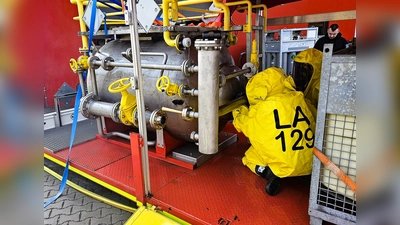 Die Ausbilder lernten die Handhabung der neu beschafften Anzüge kennen. (Foto: KBI Dachau)