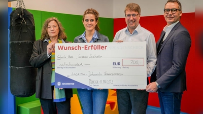 Gabriela Berg (links) und Susanne Seehofer übergeben die Spende in Höhe von 700 Euro an Lacrima-Leiter Tobias Rilling und den Spenderbetreuer Raphael Melcher (rechts) von den Johannitern. (Foto: Johanniter/Bieber)