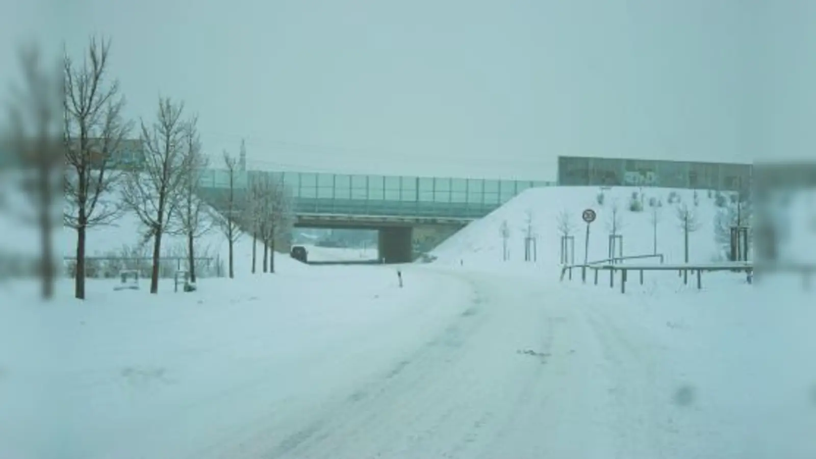 Die Goteboldstraße zwischen Müllerstadelstraße und Autobahn A99. Hier soll im Sommer ein gemeinsamer Geh- und Radweg gebaut werden, damit Radfahrer künftig sicherer zum Langwieder See gelangen. (Foto: sb)