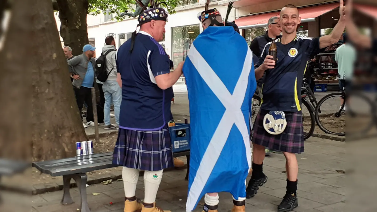 Sichtlich wohl fühlten sich schottische Fans in München, hier am Freitag, vor dem Eröffnungsspiel.  (Symbolbild: mha)