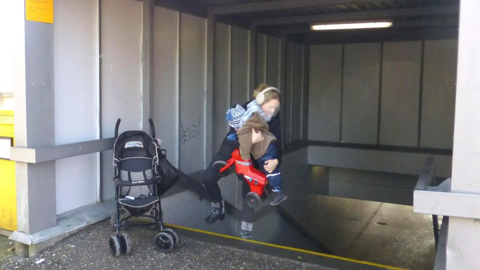 Mühsam müssen Kind und Buggy die steile Treppe am S-Bahnhof Aubing hinunter getragen werden.  (Foto: pst)