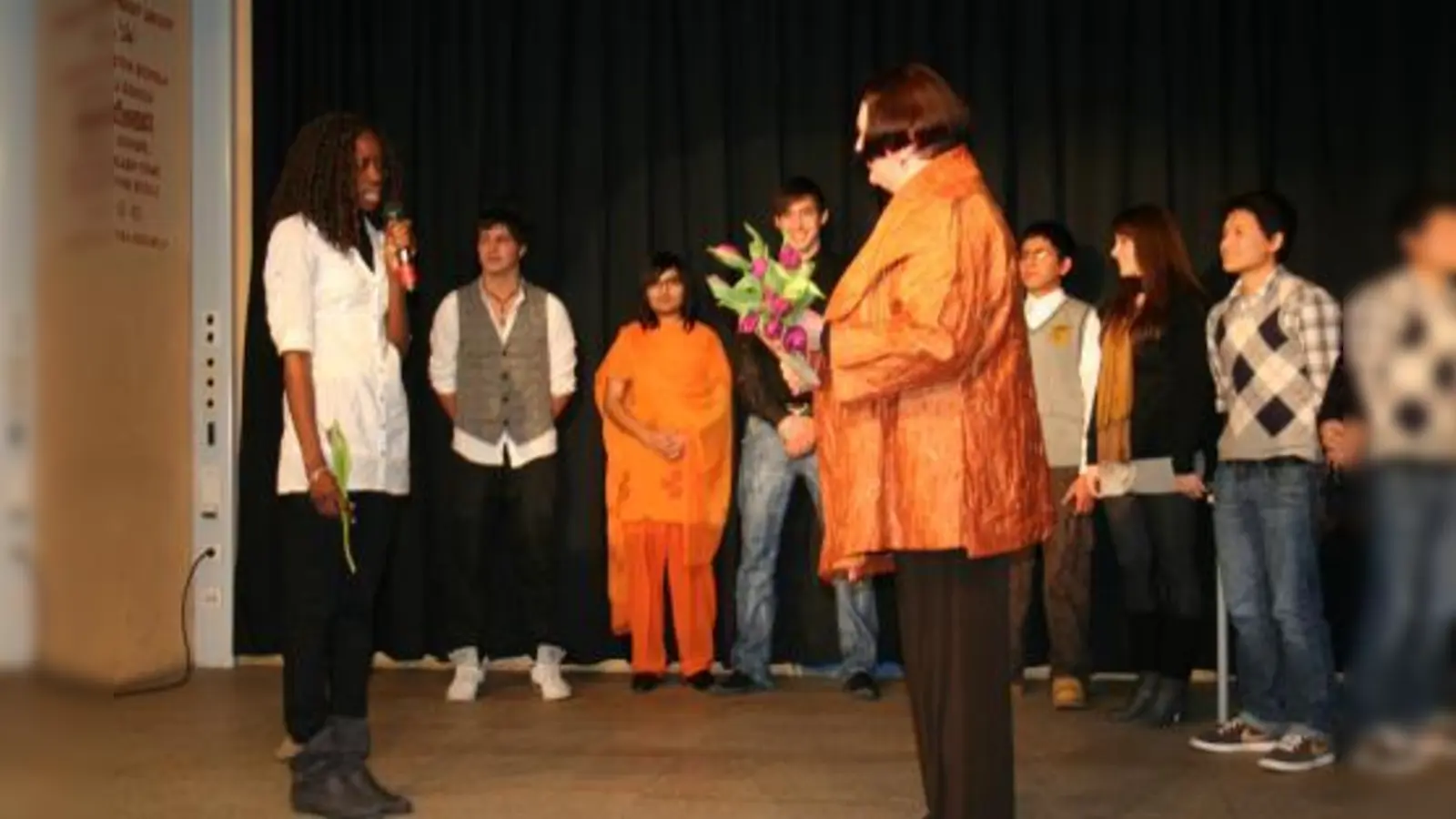 Mit internationalen Abschiedsgrüßen und mit Blumen wünschten Schülerinnen und Schüler der „Internationalen Klassen” Christine Demleitner alles Gute. (Foto: tg)
