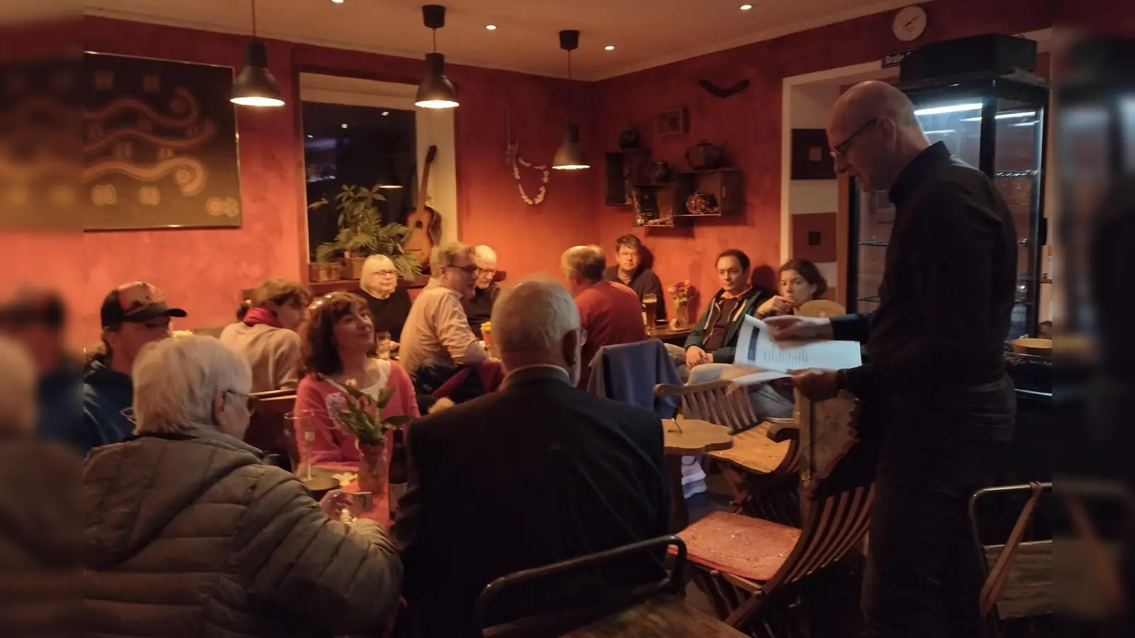 Zum ersten Treffen der Elterninitiative für die Spielplatz-Umgestaltung kamen viele Interessierte. (Foto: Grüne Herrsching)