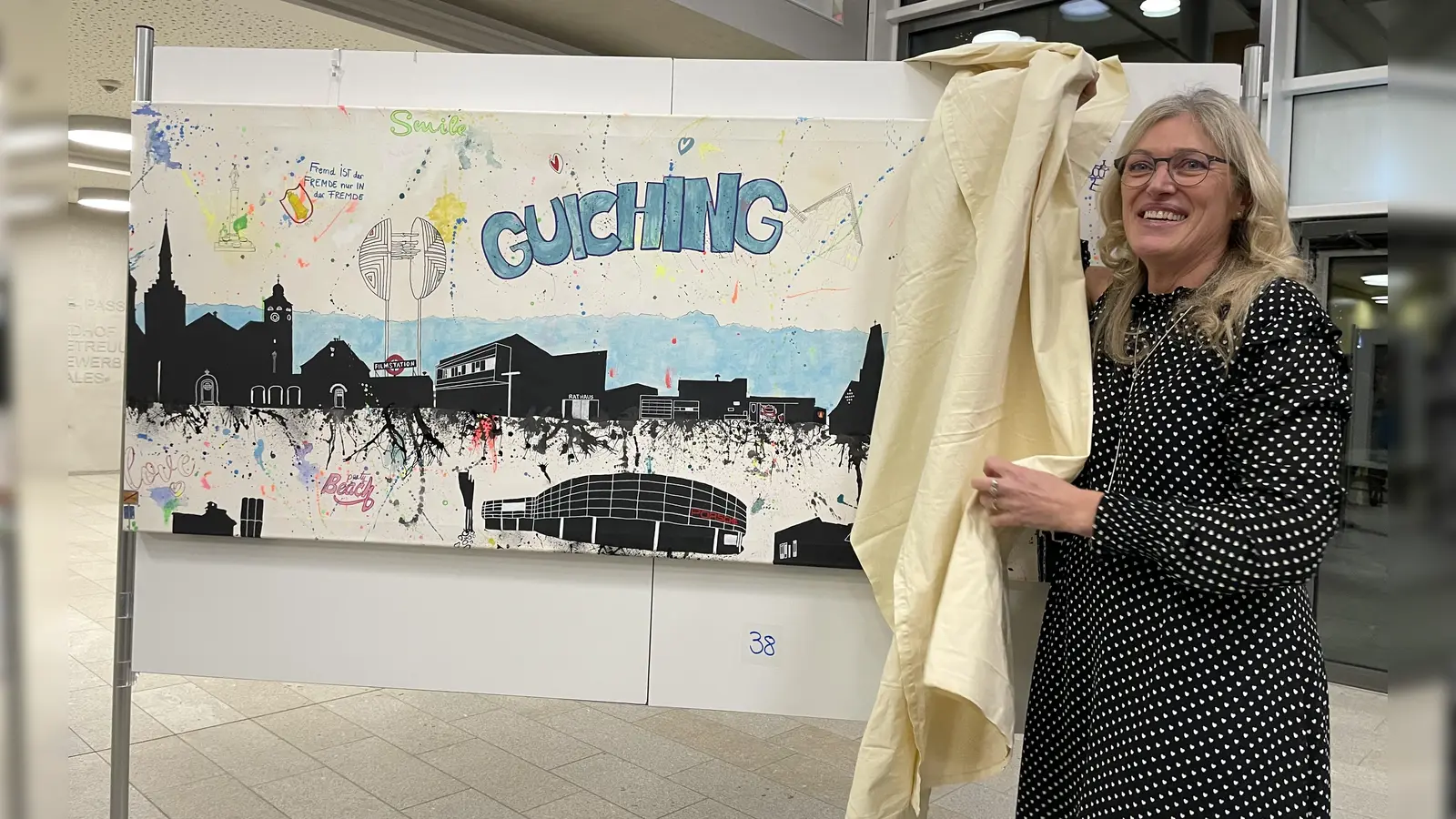 Jetzt hat auch Gilching seine Skyline. Karin Gredinger enthüllt ihr Überraschungsbild im Rathaus Gilching. (Foto: pst)