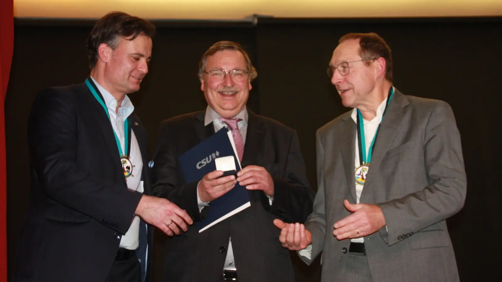 MdL Alexander Dietrich (links) und Bezirksrat Max Straßer ehrten Joachim Unterländer (Mitte) für seine großen Verdienste mit dem Ehrenvorsitz des CSU-Kreisverbandes München VIII. (Foto: gcdw)