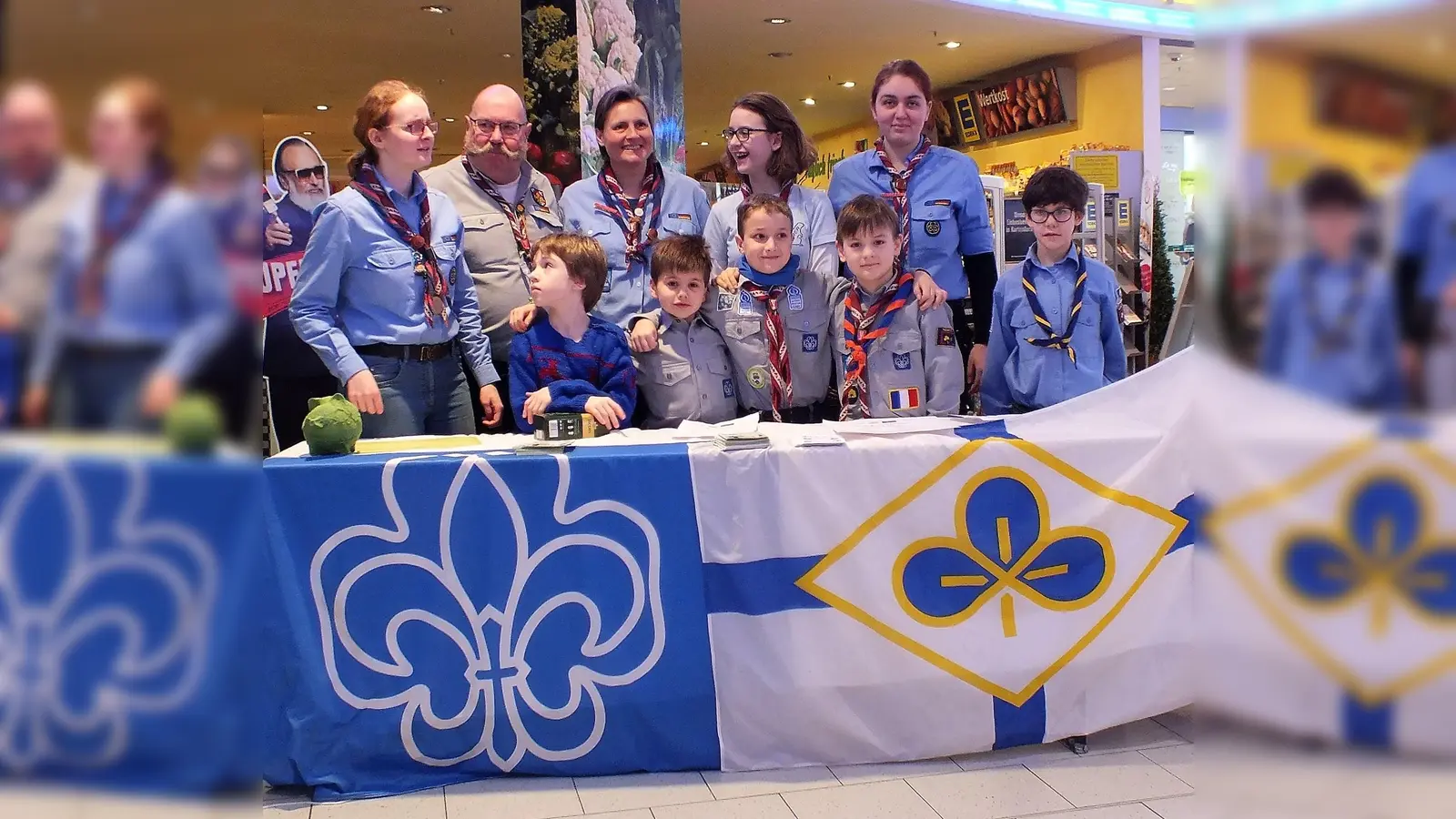 Der Tisch ist aufgebaut, wenige Minuten später begann die Sammelaktion. Viele Supermarktkunden unterstützten die Pfadfinder bei ihrer Sammelaktion. (Foto: Carsten Clever-Rott)