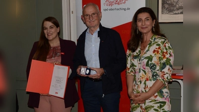 SPD-Landesvorsitzende Ronja Endres und Taufkirchens SPD-Vorsitzende Naciye Özsu (rechts) zeichneten Axel Markwardt aus. (Foto: Baris Ersungur)