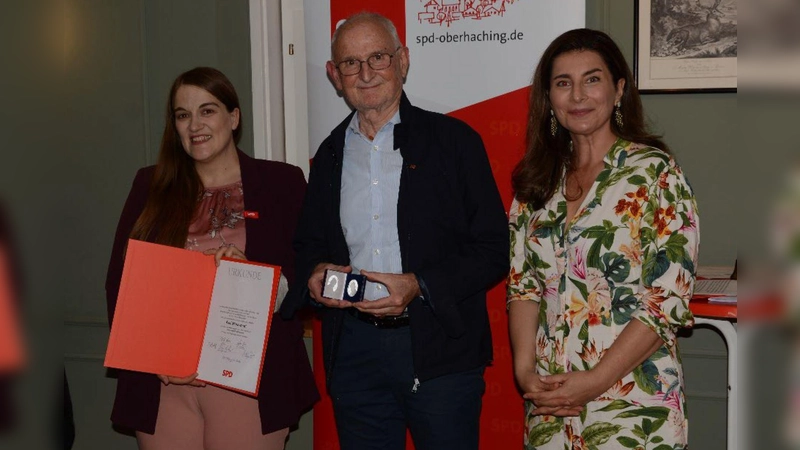 SPD-Landesvorsitzende Ronja Endres und Taufkirchens SPD-Vorsitzende Naciye Özsu (rechts) zeichneten Axel Markwardt aus. (Foto: Baris Ersungur)
