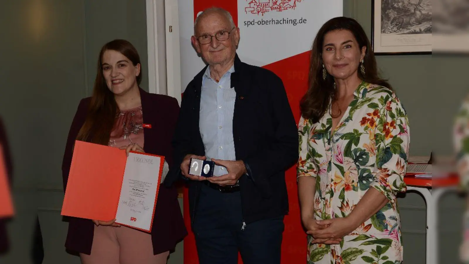 SPD-Landesvorsitzende Ronja Endres und Taufkirchens SPD-Vorsitzende Naciye Özsu (rechts) zeichneten Axel Markwardt aus. (Foto: Baris Ersungur)