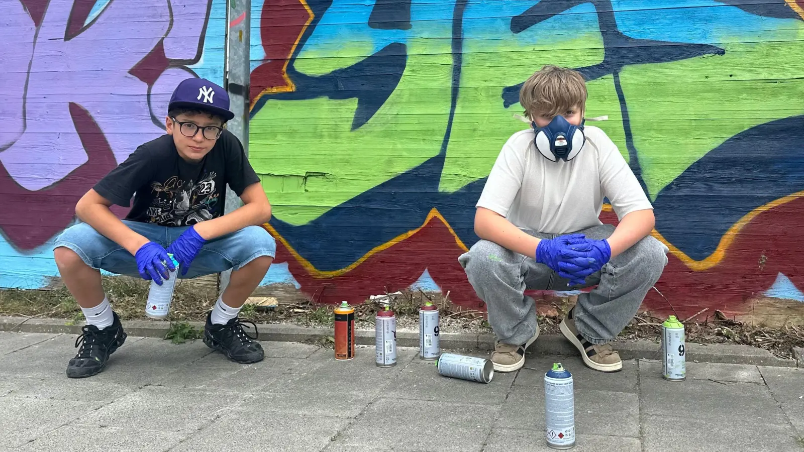 Jonas (links im Bild) und Luka machten beim Graffiti-Workshop mit, den Bezirksausschuss und IG Feuerwache auf Wunsch der Kids organisiert hatten. (Foto: Sabine Yasmin)