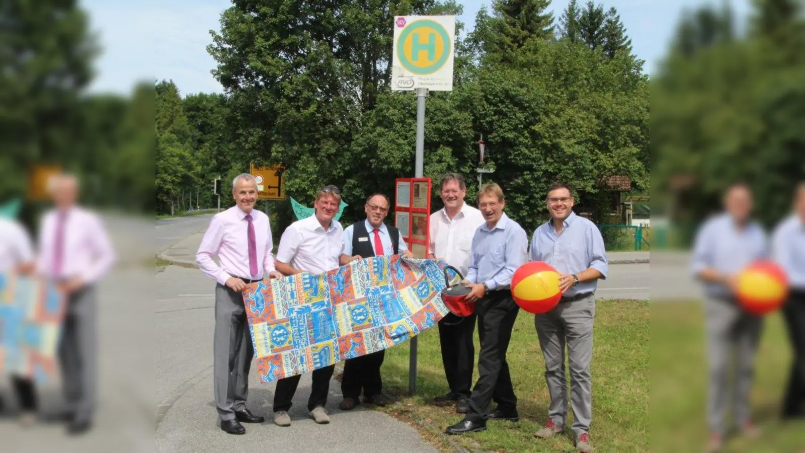Pumpen schon die Luftmatratze auf: Die Banker Eugen Trautmann und Robert Christian Mayer, RVO-Fahrer Lothar Anzengruber sowie die Bürgermeister, Klemens Holzmann, Bernhard Kamhuber und Thomas Feistl (von links). (Foto: mka)