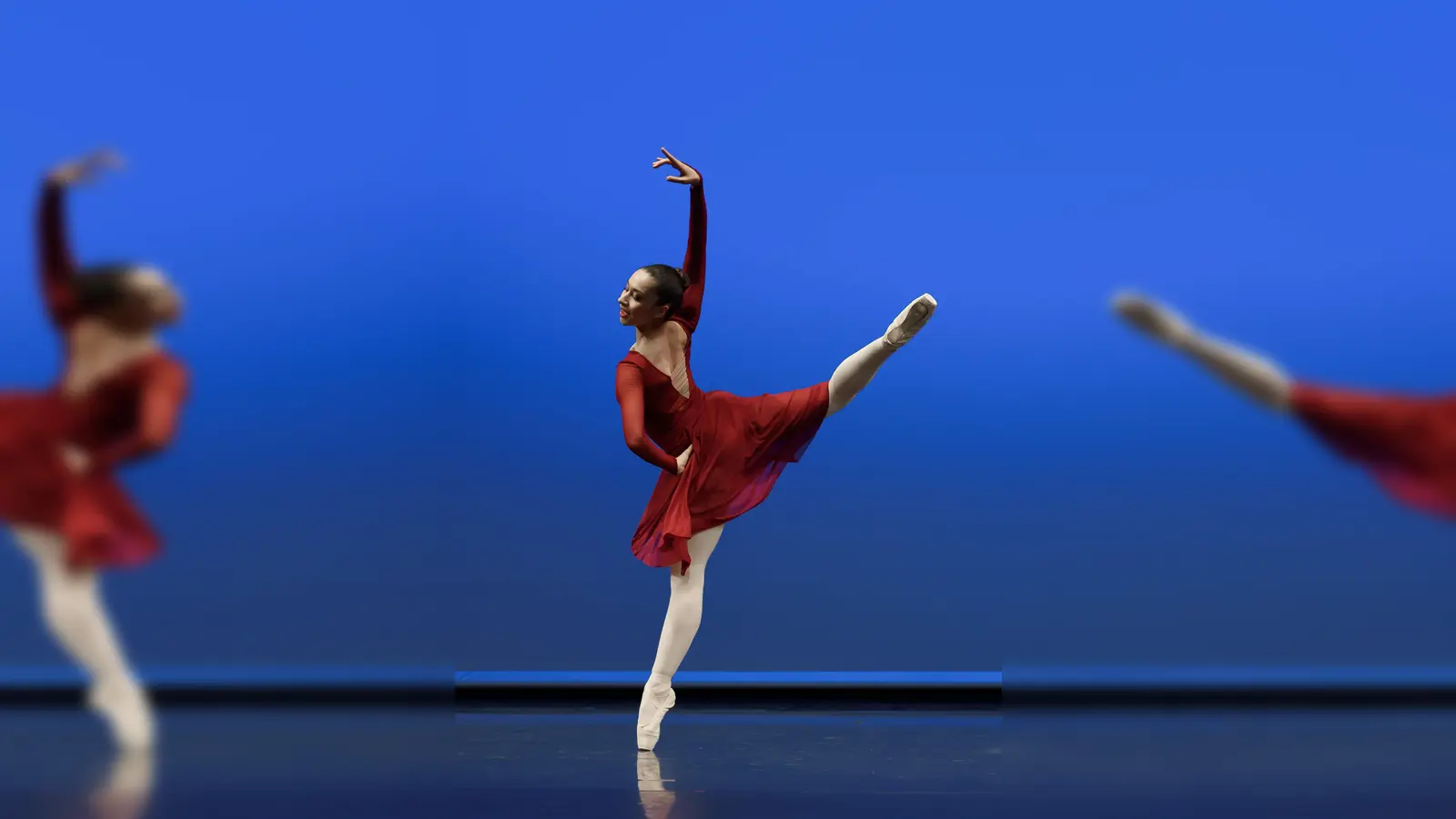 „Konturen” spielt mit der faszinierenden Form, die sich im Tanz mit verschiedensten Körper- und Bewegungs-Linien immer wieder neu bildet (Foto: © Peter Werner)