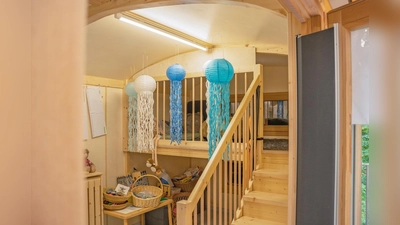 Die Räumlichkeiten des Waldkindergartens können am 6. Februar besichtigt werden. (Foto: Michael Raab, Johanniter Oberbayern)