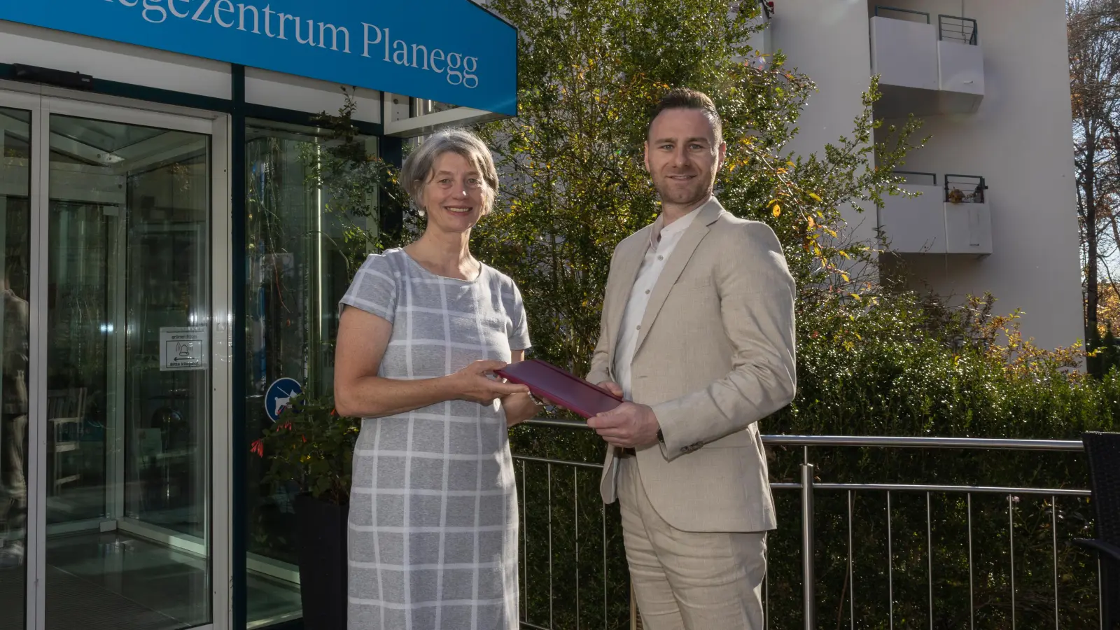 Leitungswechsel im Evangelischen Pflegezentrum Planegg: Astrid Ühlein übergibt an Christof Faisst. (Foto: Diakonie München und Oberbayern/Michaela Stache)