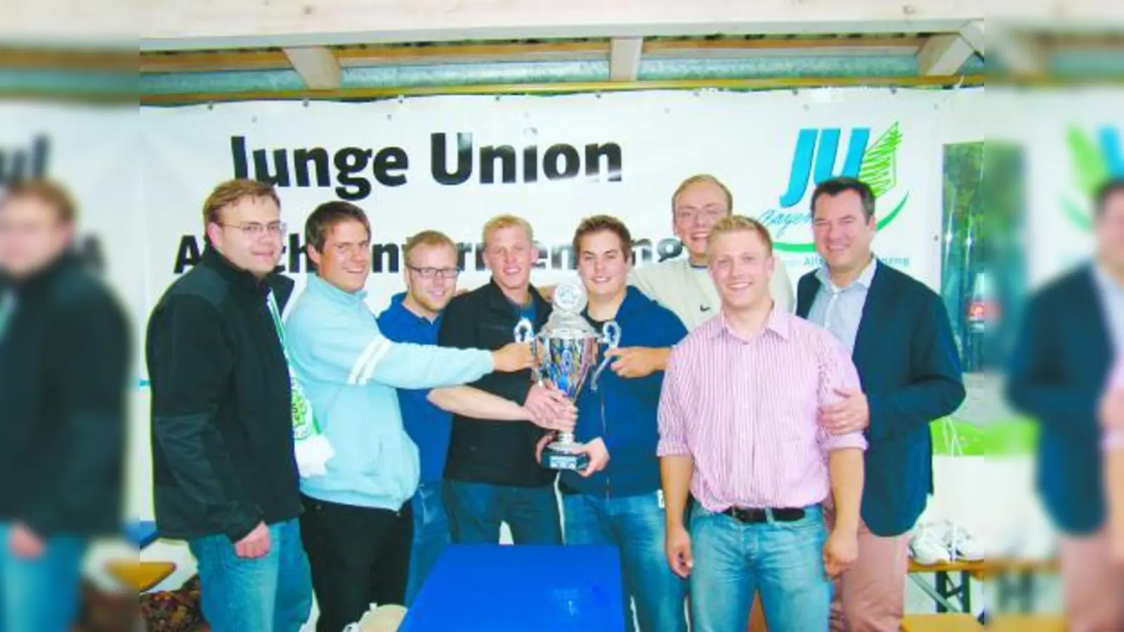 Die Stadträte Tobias Weiß (l.) und Josef Schmid (r.) sowie der Vorsitzender der JU Allach-Untermenzing, Florian Sperl (2.v.r.), gratulierten den Siegern (v.l.) Christian Atzberger, Bernhard Götz, Sebastian Fichtl, Florian Wimmer und Philipp Kleynmanns. (Foto: pi)