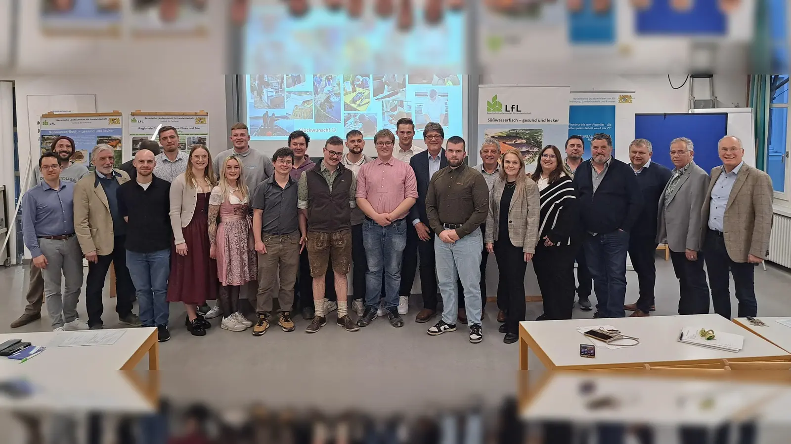 Die frisch gebackenen Meisterinnen und Meister mit Ehrengästen und Mitgliedern des Prüfungsausschusses. (Foto: LfL)