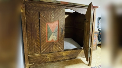 Eine echte Rarität ist das so genannte Kastenbett, das aus Taufkirchen an der Vils stammt.  (Foto: hw)