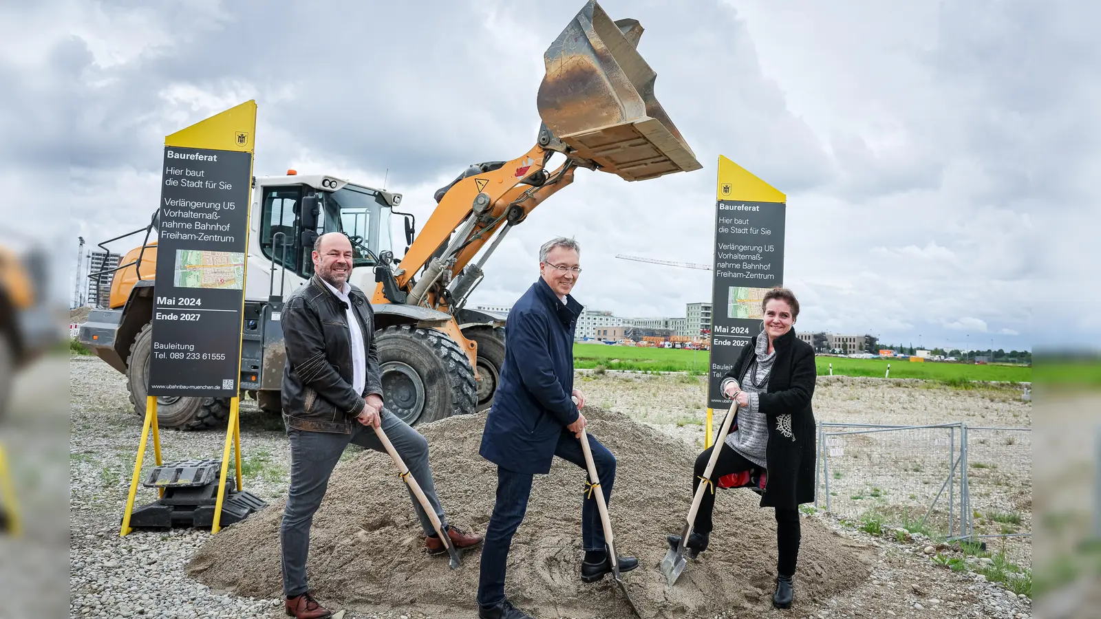 Packen beim Spatenstich tatkräftig mit an, v.l.: Hauptabteilungsleiter Ingenieurbau im Baureferat Alexander Kressierer, Mobilitätsreferent Georg Dunkel und Baureferentin Jeanne-Marie Ehbauer. (Foto: Leonhard Simon)